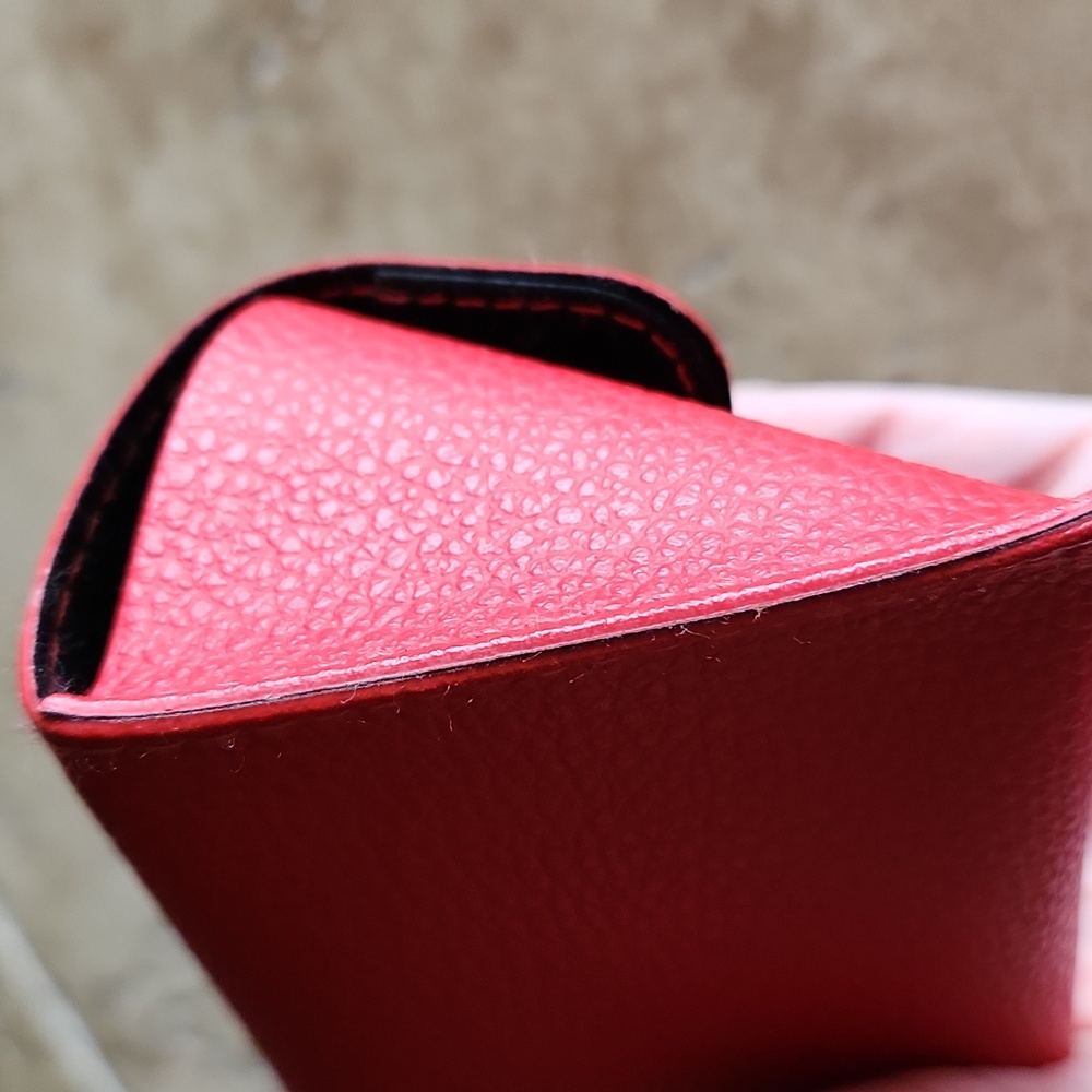 GUESS red eyeglasses holder with faux pebbled leather shell and velvet inside - Picture 4 of 7